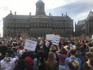 Amsterdam’da da George Floyd protestoları: Hollanda, ABD'de katledilenleri unutmadı