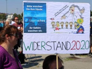 Stuttgart korona gösterilerinin kalesine dönüştü: Polis ceza yağdırdı