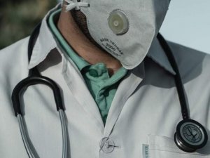 Türkiye “işe yaramaz” önlük göndermişti: İngiltere’de “koruyucu ekipman” açmazı
