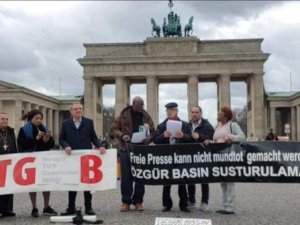 Berlin’de Barışlar için eyleme Afrikalı ve Kanadalı gazeteciler de destek verdi
