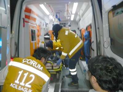 Motosiklet, cipe çarptı: 1’i ağır 2 yaralı