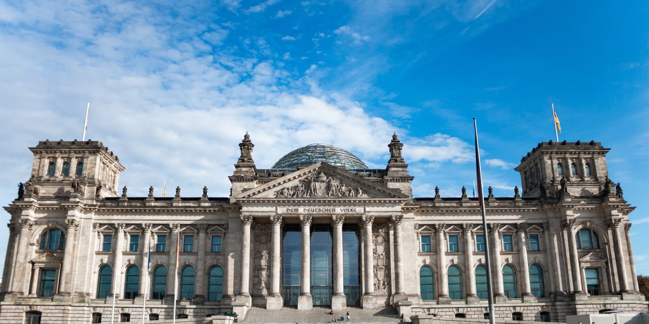 Berlin'de meclis binasını kundaklamaya kalktılar: Alevleri polis söndürdü