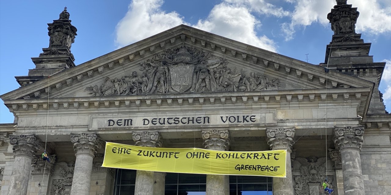Greenpeace Alman meclis binasında eylemde, rüzgâr enerjisi üreticileri dertli