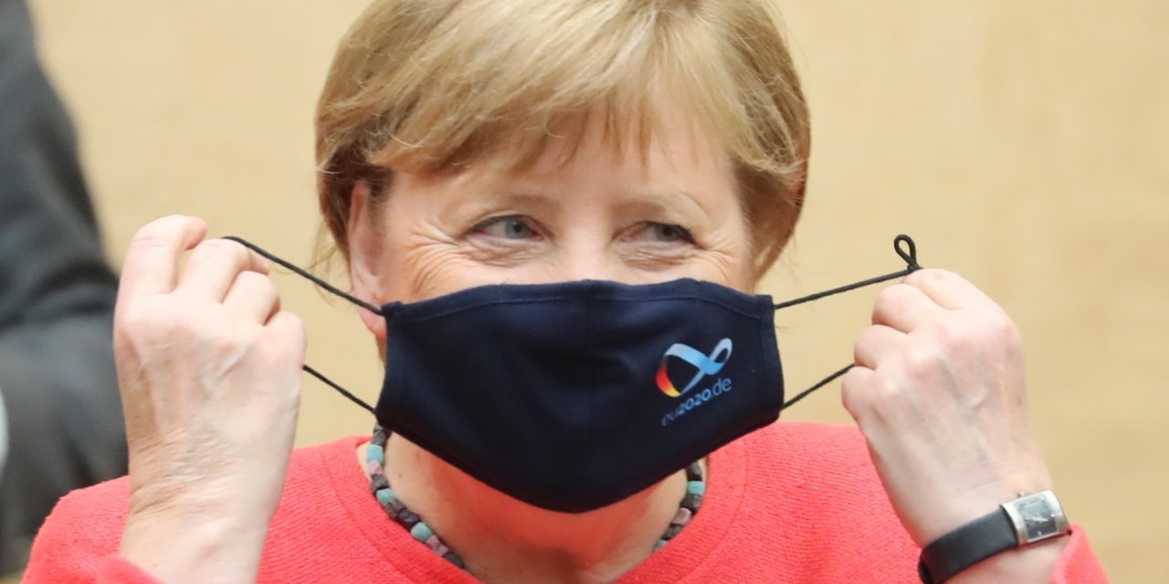 Kamuoyu baskısı: Angela Merkel ilk kez maskeli görüntülendi