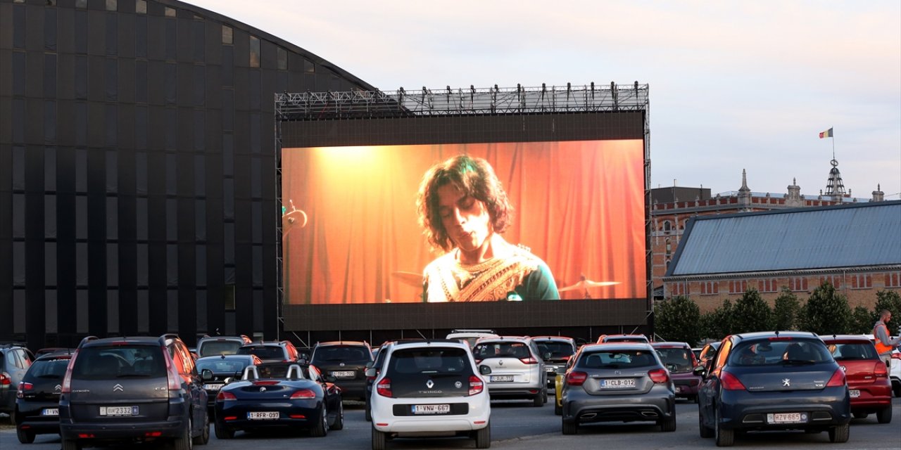 Koronavirüs canlandırdı: Brüksel'de açık havada arabalı sinema keyfi