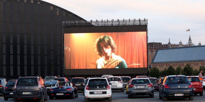 Koronavirüs canlandırdı: Brüksel'de açık havada arabalı sinema keyfi