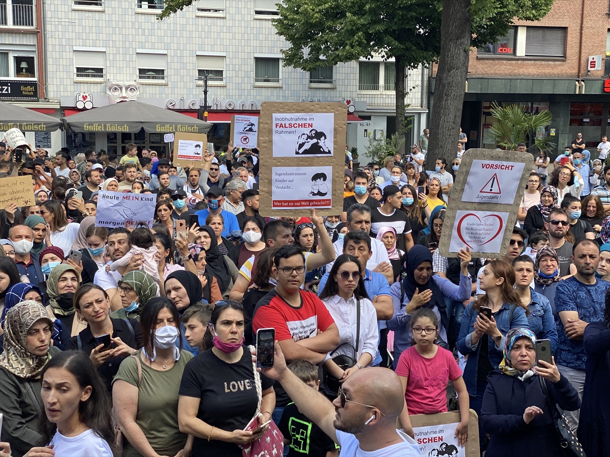 Çocukları ellerinden alınan aileler sokağa çıktı: "Bugün benim çocuğum yarın seninki"