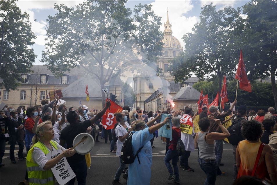 Paris gergin: 14 Temmuz Bayramı'nda hükümet karşıtı gösteride olaylar çıktı