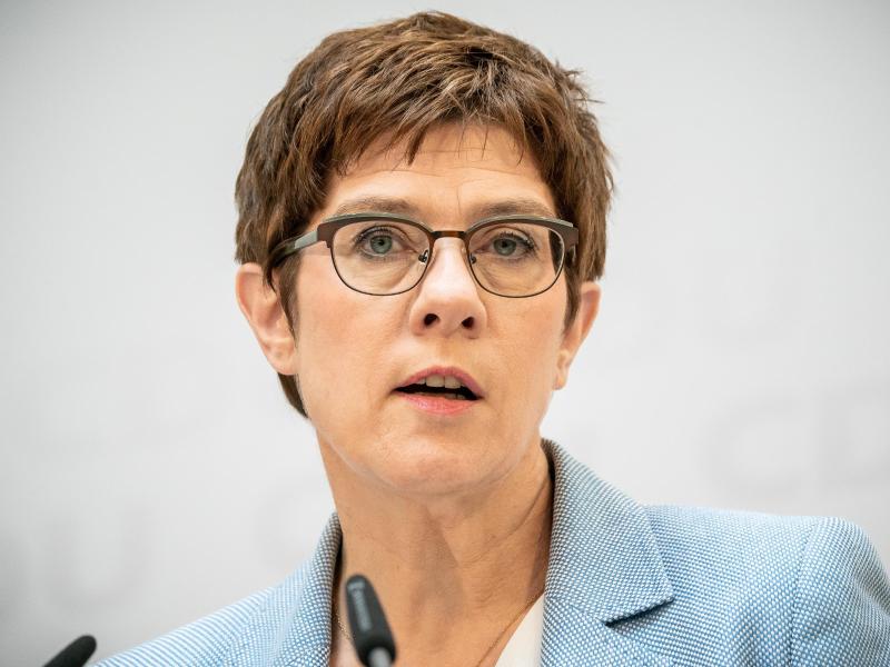 Merkel’in eski veliahtından acil çağrı: “Politikacıları aşırı sağa karşı koruyun”