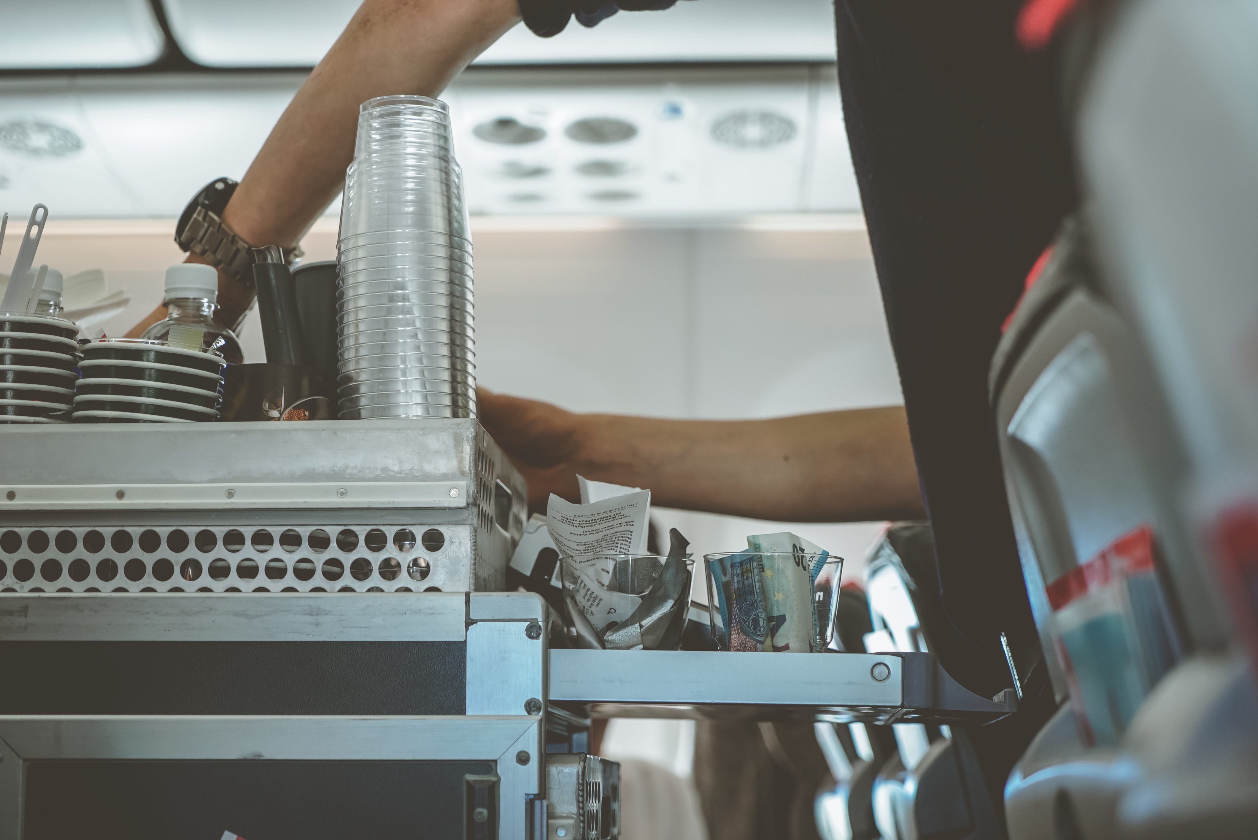 Bütün hostesleri işten çıkardı: Uçuş ekibinin görevlerini pilotlara devretti