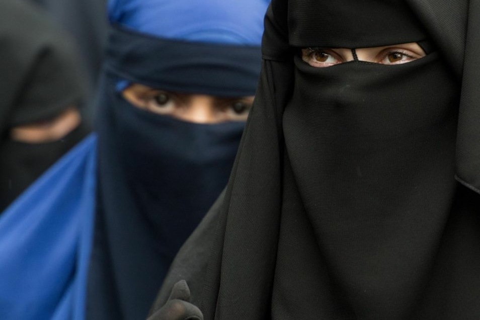Okullarda “kapanma” yasağı: Çarşafa da maska da izin yok