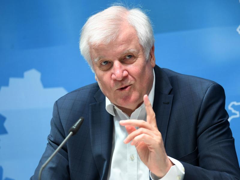 Irkçı profil çalışmasını reddetmişti: Seehofer, polise şiddetin araştırılmasını istedi