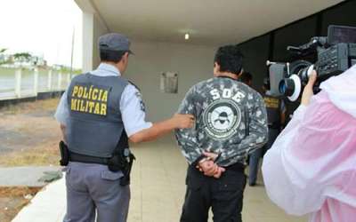 Hapishaneden aksiyon filmlerinde sıkça uygulanan numarayla kaçtılar… Üç kadınla alem yapan gardiyanlar içtikleri ilaçlı viskiyle sızdıktan sonra mahkumlar kaçtı…