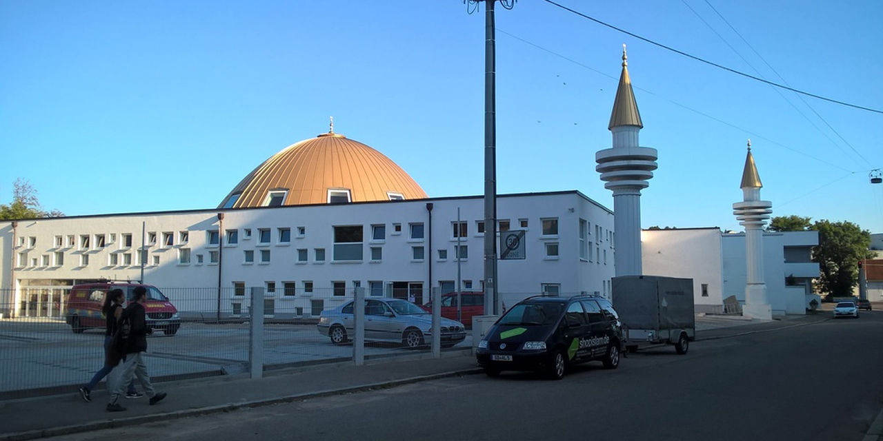 DİTİB düzeltti: Camide değil avluda cenaze namazı kılındı