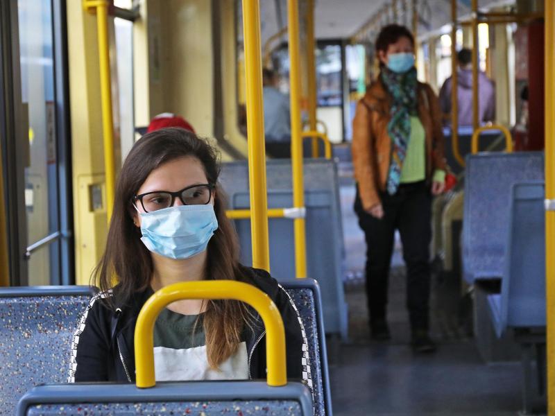 Almanya’da maske takmayan yolculara 150 avro para cezası