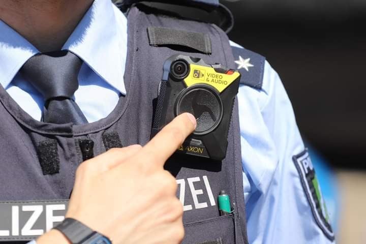 Almanya’da polisler vücut kamerası ile devriye gezmeye başlıyor
