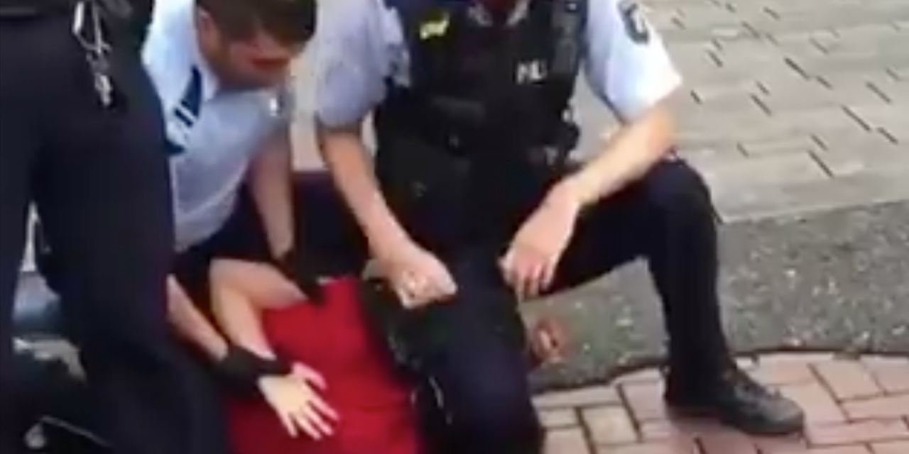 Almanya’da polis şiddeti: 15 yaşındaki çocuğu yere itip başına diziyle bastırmış