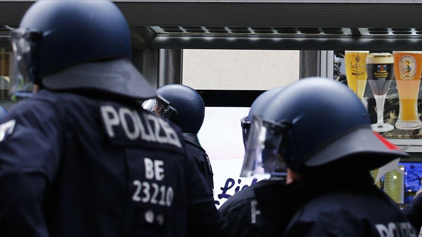 Almanya’da gözaltına aldıkları insanlara şiddet uygulayan 3 polis görevden uzaklaştırıldı