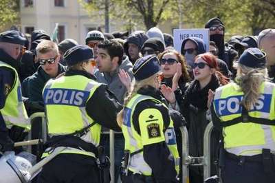 Futbol sahasına gamalı haç çizildi