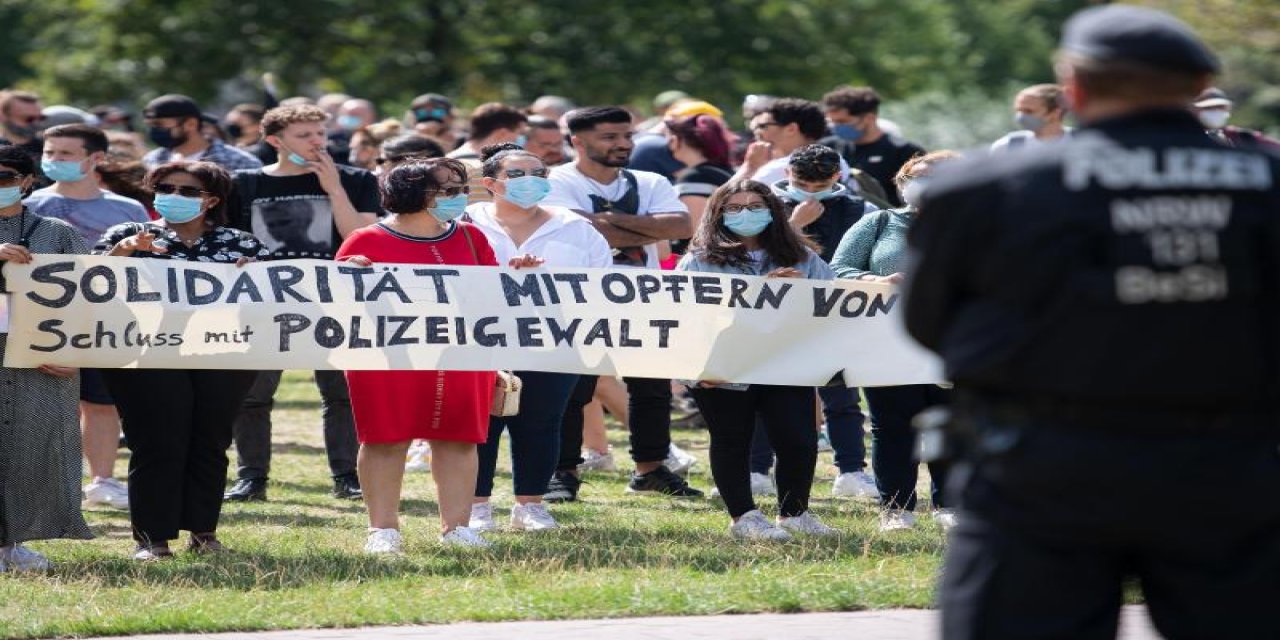 Almanya’da polis şiddeti protesto edildi: Hamburg ve Düsseldorf’ta gösteriler