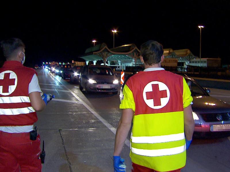 Korona kontrolleri: Tatilciler Slovenya sınırında 12 saat beklediler