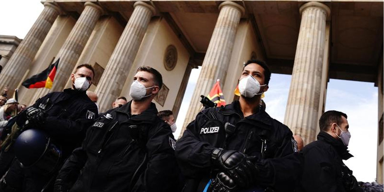 Berlin'de koronavirüs önlemlerini reddedenler dağıtıldı: Maskesiz, sosyal mesafesiz protestocular