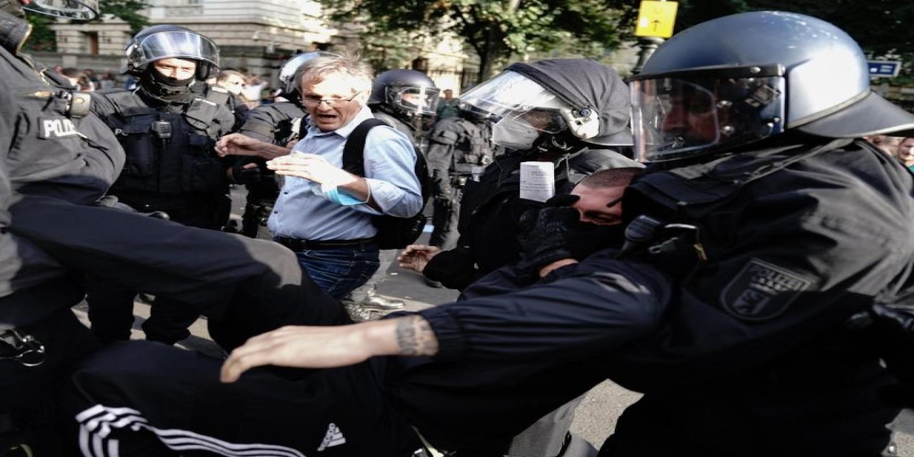 Berlin’de şaşkınlık, sistemde çatırtılar: Korona protestoları tırmanma eğilimi gösteriyor