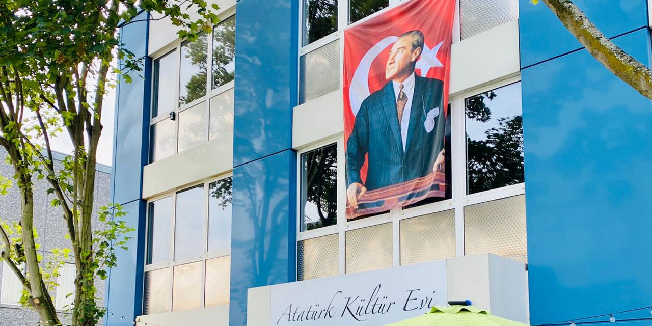 Almanya’da üç katlı binaya dev Atatürk posteri astılar: AKE, Türkiye’nin bağımsızlığını kutluyor