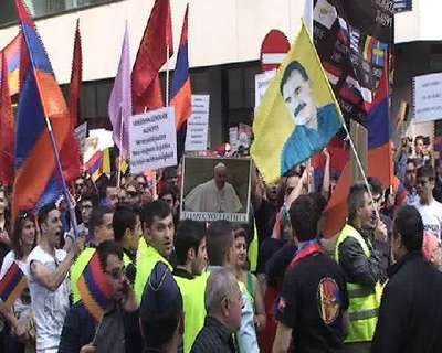 Papa ve Öcalan dövizli Türkiye protestosu