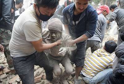 Nepal'de deprem: 800'ün üzerinde ölü