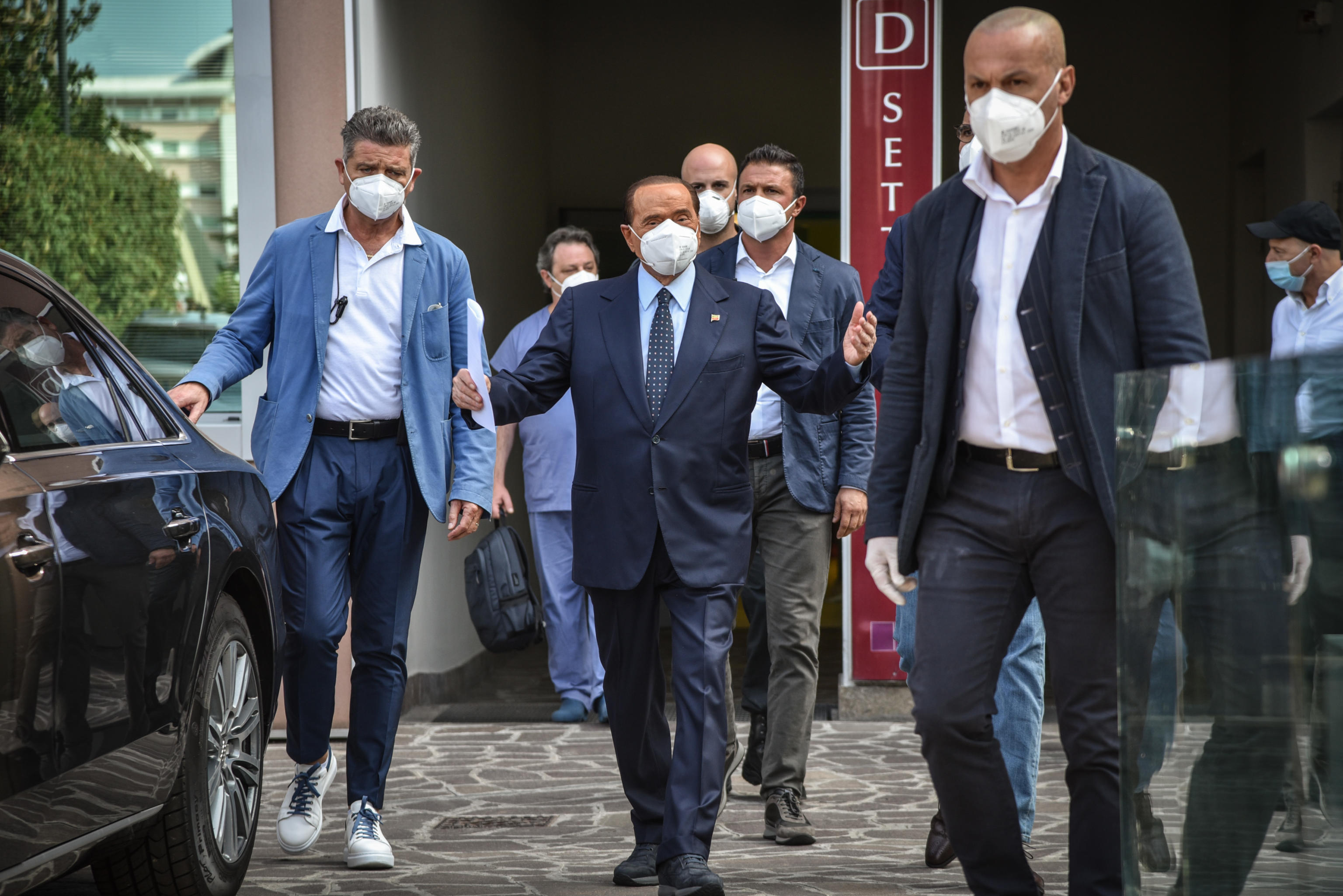 Covid-19 tedavisi gören eski İtalya Başbakanı Berlusconi hastaneden taburcu oldu