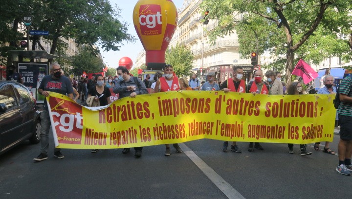 Paris’te hükümetin emekli maaşlarından kesinti yapma planına karşı protesto