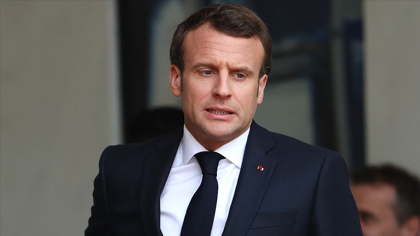 İçeride sıkışan Fransa Cumhurbaşkanı Macron dışarıya bakıyor: “Lukaşenko gitmeli”