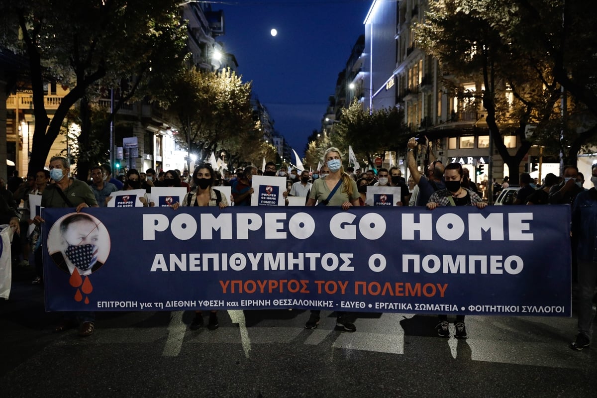 Yunan göstericiler ABD bayrağını yaktı: Yunanistan’da “Pompeo” protestosu