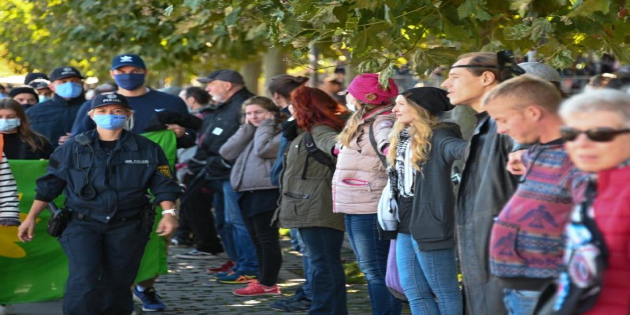 Konstanz Gölü’nde insan zinciri: “Korona karantinası modern hapishane”