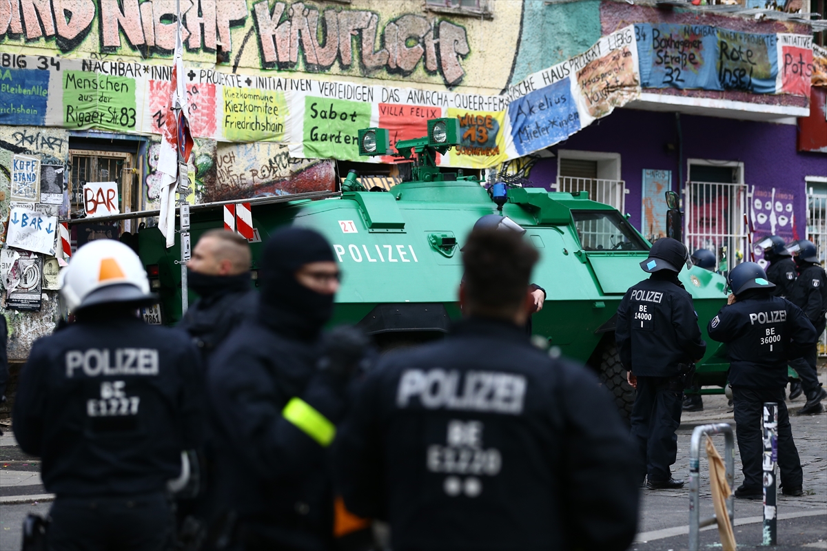 Konut çekişmelerinde Berlin: Solcu grupların işgalindeki bina boşaltıldı ama...
