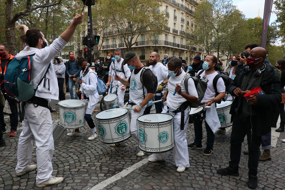 Paris’te korona eylemi: Kapatılan spor salonlarının açılması için gösteri yaptılar