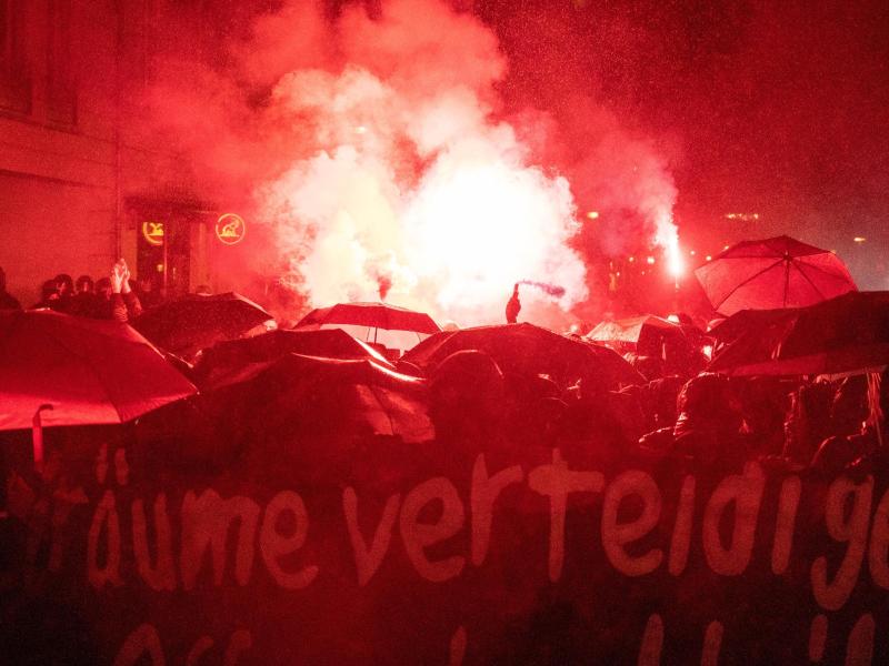 Berlin’de “Liebig 34” protestolarında şiddet olayları: Arabalar yakıldı, vitrinler indi
