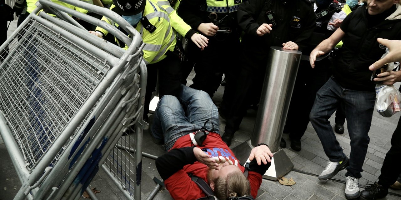 Londra’da korona protestoları: ”Hükümet yalan söylüyor”