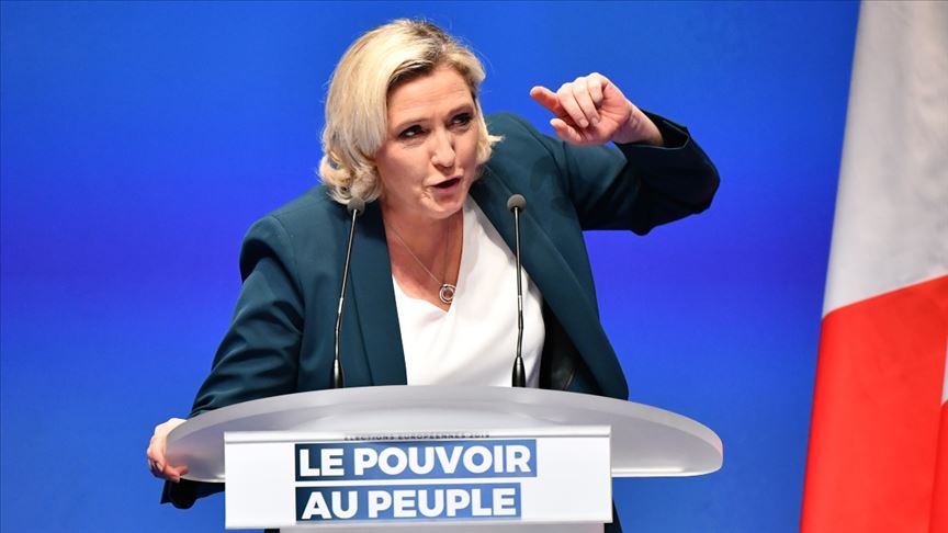 Le Pen de “İslamcılığa savaş” ilan etti: Fransa’da tehlikeli başörtüsü oyunu