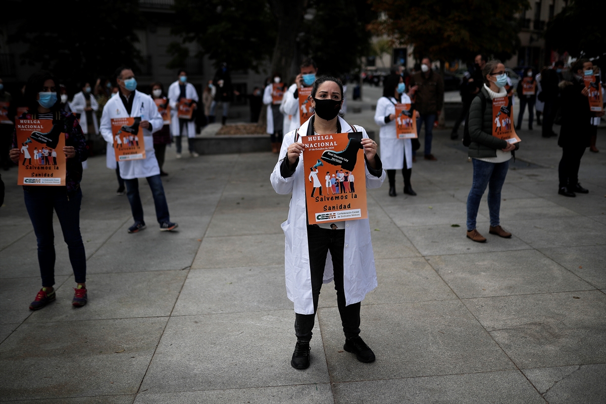 Ölüm ve grev: İspanya’da korona can almaya devam ediyor, doktorlar sokakta