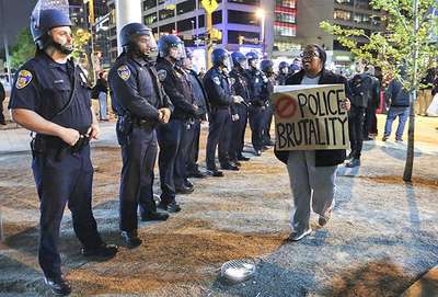 Freddie Gray'in boynu kırılmış