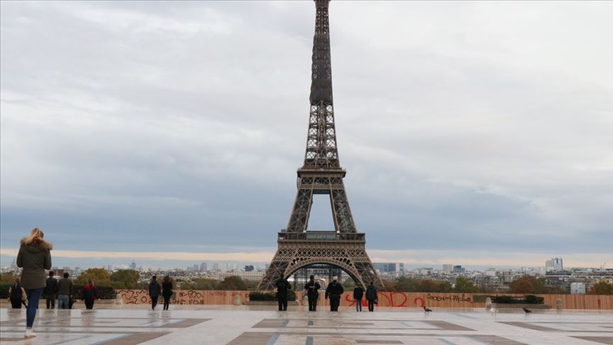 Sokağa çıkma yasağı: Paris'te kısıtlamaya saat sınırı eklendi