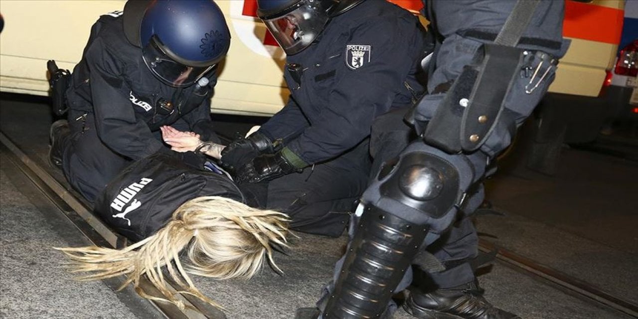 Covid-19 protestosu beklenenden büyük oldu: Olaylar çıktı, yaralı ve gözaltılar var