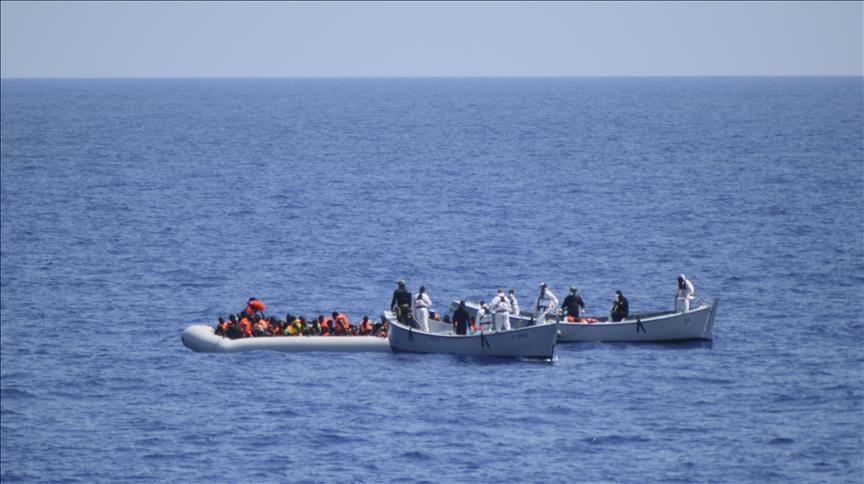 Akın kesilmek bilmiyor: Lampedusa adasına tekneyle yine yüzlerce göçmen geldi