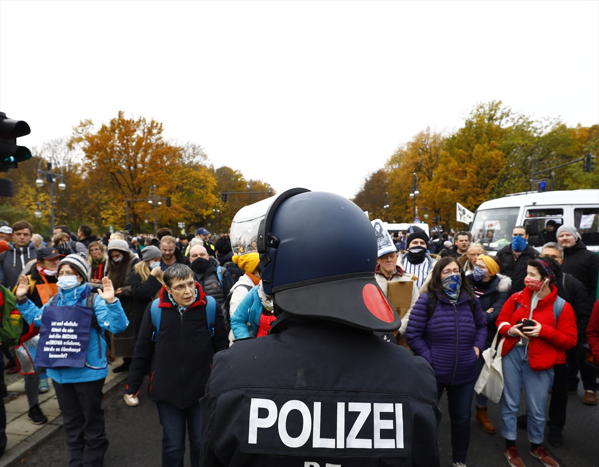 Berlin’de tepki azalmıyor: Koronavirüs politikasına karşı yapılan gösteriye polis müdahalesi