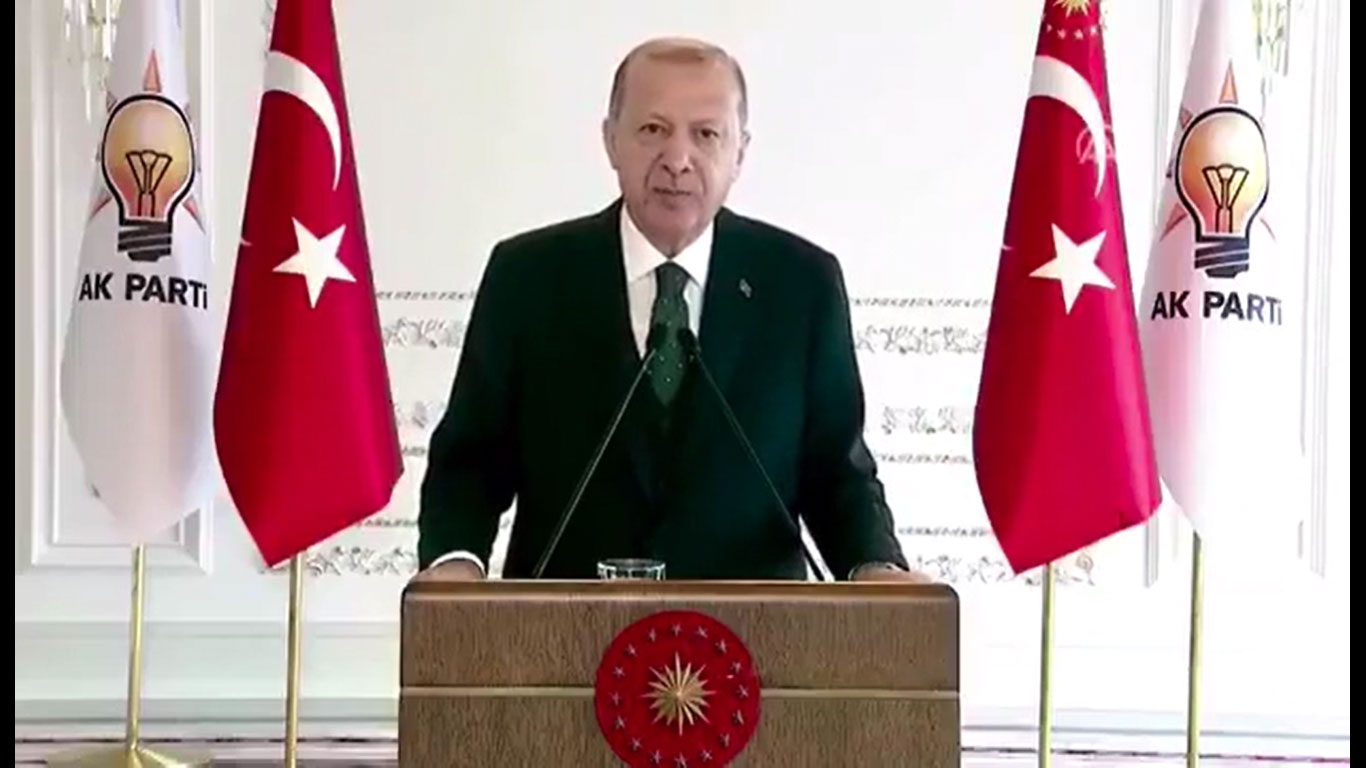 Erdoğan kendisini alkışlamayan partililerine sitem etti: Eskiden salonlar inlerdi...