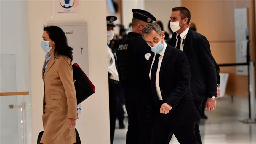 Sarkozy’nin davası ertelendi: Yolsuzluk ve suç örgütü kurmakla suçlanıyor
