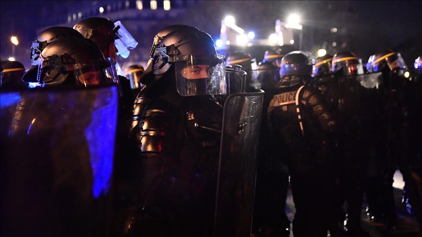 Demokraside polis şiddeti? Fransa’daki “ırkçı” polis saldırısının failleri gözaltında