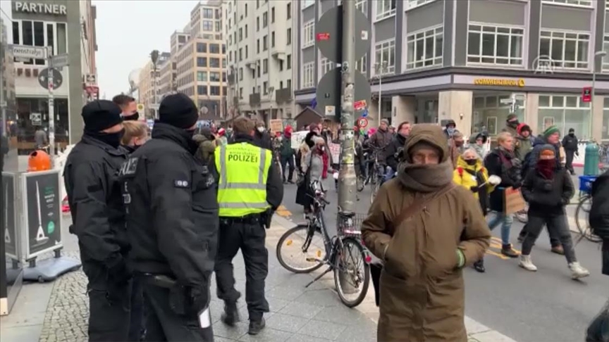 Berlin’de Covid-19 önlemlerini eleştirenler, medya kuruluşlarını da protesto etti